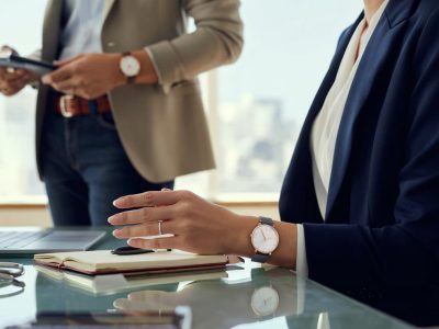So passt die Uhr perfekt zum Büro-Outfit – ohne Stilpanne