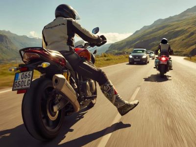 Warum Motorradfahrer plötzlich ihr Bein ausstrecken – die wahren Gründe